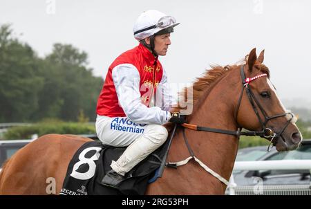 Jockey Jim Crowley in sella a Shagraan il giorno 2 del Qatar Goodwood Festival Meeting 2023 all'ippodromo di Goodwood, Chichester Foto Stock