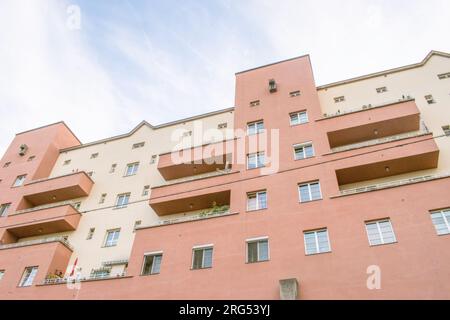 Vienna, Austria. 6 agosto 2023: Il complesso residenziale Karl Marx-Hof e gli edifici residenziali singoli più lunghi del mondo. Costruito tra il 1927 e il 1930. Foto Stock