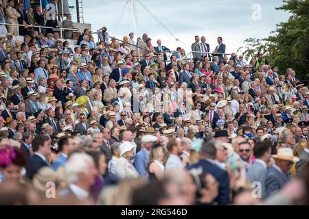 La folla che assiste alle corse il 3° giorno del Qatar Goodwood Festival Meeting 2023 all'ippodromo di Goodwood, Chichester Foto Stock