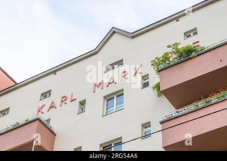 Vienna, Austria. 6 agosto 2023: Il complesso residenziale Karl Marx-Hof e gli edifici residenziali singoli più lunghi del mondo. Costruito tra il 1927 e il 1930. Foto Stock