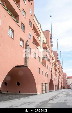 Vienna, Austria. 6 agosto 2023: Il complesso residenziale Karl Marx-Hof e gli edifici residenziali singoli più lunghi del mondo. Costruito tra il 1927 e il 1930. Foto Stock