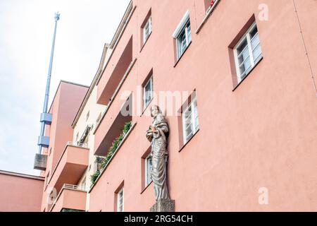 Vienna, Austria. 6 agosto 2023: Il complesso residenziale Karl Marx-Hof e gli edifici residenziali singoli più lunghi del mondo. Costruito tra il 1927 e il 1930. Foto Stock