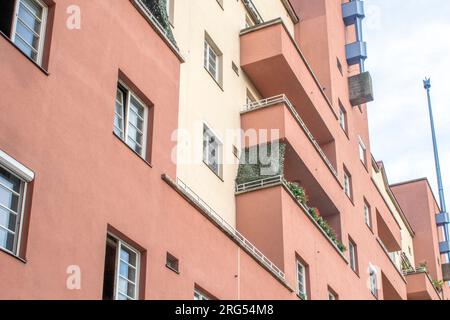 Vienna, Austria. 6 agosto 2023: Il complesso residenziale Karl Marx-Hof e gli edifici residenziali singoli più lunghi del mondo. Costruito tra il 1927 e il 1930. Foto Stock