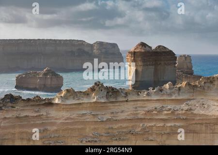 817 il Razorback e altre pile oltre, come visto dal suo punto di osservazione sulla Geology Walk-Loch Ard Gorge. Victoria-Australia. Foto Stock