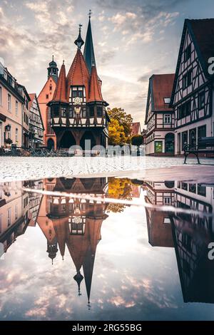 Il bellissimo villaggio storico dell'Assia in Germania si chiama Michelstadt. Qui è possibile vedere parte della città vecchia con le sue case gotiche a graticcio Foto Stock
