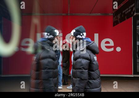 Una segnaletica di vendita si riflette in una parete della fermata dell'autobus in Oxford Street nel centro di Londra, il giorno di Capodanno. Foto Stock