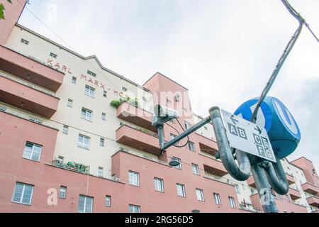 Vienna, Austria. 6 agosto 2023: Il complesso residenziale Karl Marx-Hof e gli edifici residenziali singoli più lunghi del mondo. Costruito tra il 1927 e il 1930. Foto Stock