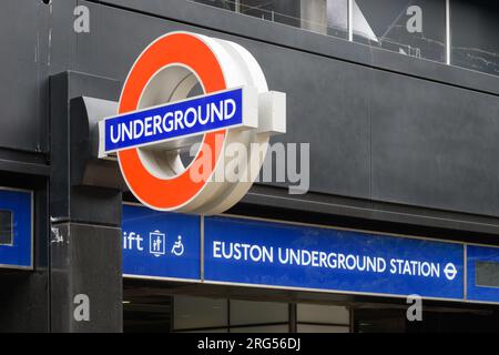 Londra, Regno Unito - 29 luglio 2023; rotonda della metropolitana di Londra e cartello alla stazione della metropolitana di Euston Foto Stock