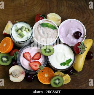 vari yogurt con frutti di bosco freschi e frutta Foto Stock