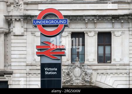 Londra, Regno Unito - 29 luglio 2023; doppia freccia della ferrovia sotterranea e insegna Victoria Station Foto Stock