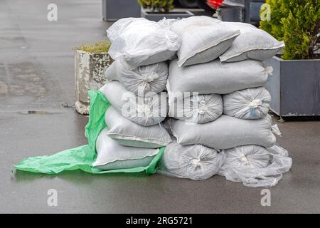 Pila di sacchetti con stoccaggio di materiale sfuso in strada Foto Stock