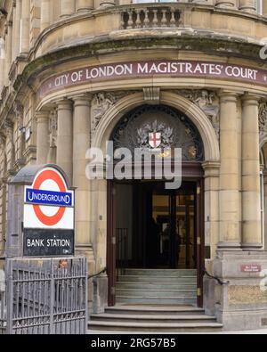 Londra, Regno Unito - 28 luglio 2023; ingresso alla City of London Magistrates Court e alla stazione della metropolitana di Bank Foto Stock