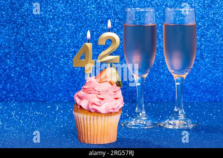 Cupcake con numero per celebrazione di compleanno o anniversario; numero 42. Foto Stock