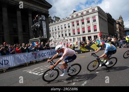 Mathieu van der Poel e Wout van Aert passano davanti alla Galleria d'Arte moderna nel Campionato del mondo UCI Elite Men's Road Race a Glasgow, Scozia Foto Stock