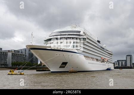 Londra, Regno Unito - 29 luglio 2023; nave da crociera Viking Mars ormeggiata sotto il cielo tempestoso sul Tamigi a Londra Foto Stock