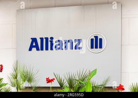 Londra, Regno Unito - 29 luglio 2023; firma presso Allianz Commercial Insurance Company sulla parete con logo Foto Stock