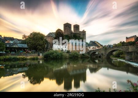 Bellissimo paesaggio del castello di Runkel con riflessi nell'acqua. Esposizione simultanea, l'acqua soffice della banca troppo cresciuta, e una rovina Foto Stock