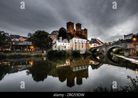 Bellissimo paesaggio del castello di Runkel con riflessi nell'acqua. Esposizione simultanea, l'acqua soffice della banca troppo cresciuta, e una rovina Foto Stock