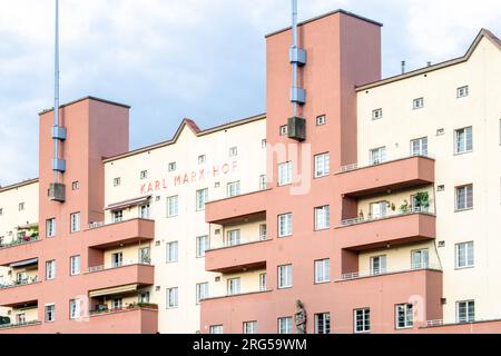 Vienna, Austria. 6 agosto 2023: Il complesso residenziale Karl Marx-Hof e gli edifici residenziali singoli più lunghi del mondo. Costruito tra il 1927 e il 1930. Foto Stock