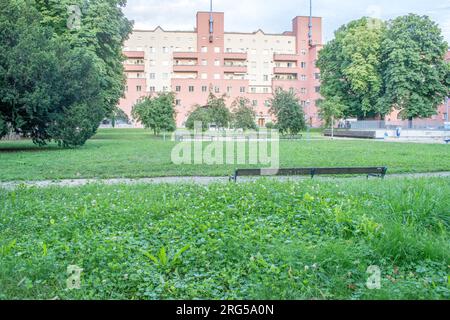 Vienna, Austria. 6 agosto 2023: Il complesso residenziale Karl Marx-Hof e gli edifici residenziali singoli più lunghi del mondo. Costruito tra il 1927 e il 1930. Foto Stock