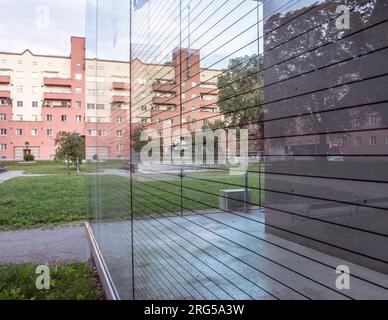 Vienna, Austria. 6 agosto 2023: Il complesso residenziale Karl Marx-Hof e gli edifici residenziali singoli più lunghi del mondo. Costruito tra il 1927 e il 1930. Foto Stock