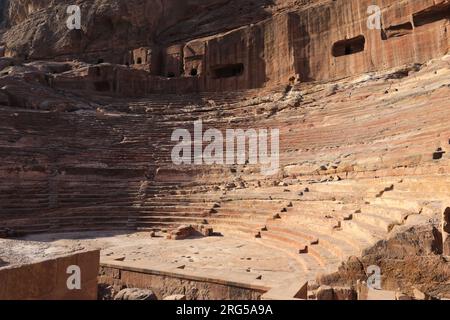 Vista del Teatro Nabateo, della città di Petra, sito patrimonio dell'umanità dell'UNESCO, Wadi Musa, Giordania, Medio Oriente Foto Stock