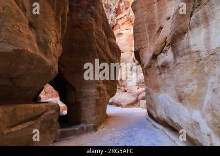 Al-Siq, l'ingresso principale del Canyon a Petra, Giordania, Medio Oriente Foto Stock