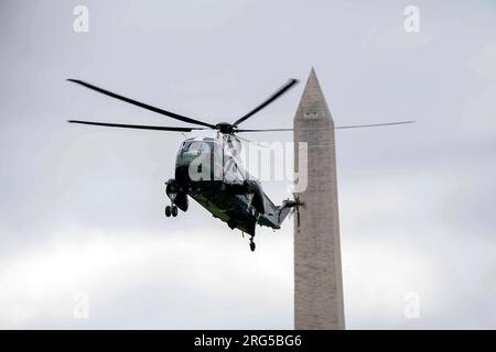 Washington, Stati Uniti. 7 agosto 2023. Marine One atterra sul South Lawn della Casa Bianca a Washington, DC dopo un fine settimana in Delaware lunedì 7 agosto 2023. Foto di Bonnie Cash/Pool/Sipa USA credito: SIPA USA/Alamy Live News Foto Stock