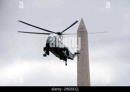 Washington, Stati Uniti. 7 agosto 2023. Marine One atterra sul South Lawn della Casa Bianca a Washington, DC dopo un fine settimana in Delaware lunedì 7 agosto 2023. Foto di Bonnie Cash/UPI credito: UPI/Alamy Live News Foto Stock