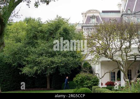 Washington, Stati Uniti. 7 agosto 2023. Il presidente Joe Biden cammina verso l'ufficio ovale della Casa Bianca a Washington, DC dopo un fine settimana in Delaware lunedì 7 agosto 2023. Foto di Bonnie Cash/UPI credito: UPI/Alamy Live News Foto Stock