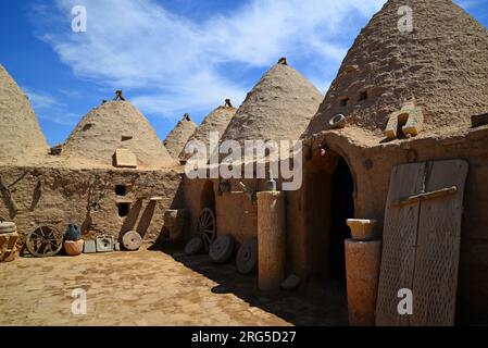 Il quartiere di Harran, situato nella città di Sanliurfa in Turchia, è una città turistica con le sue vecchie case e le antiche rovine. Foto Stock