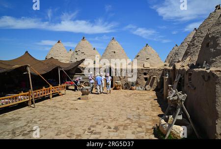 Il quartiere di Harran, situato nella città di Sanliurfa in Turchia, è una città turistica con le sue vecchie case e le antiche rovine. Foto Stock