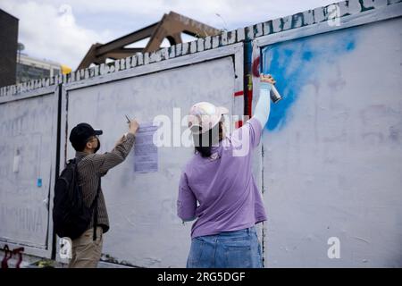 Un attivista del governo anti-cinese ha visto dipingere il muro a Brick Lane. China Deviant, un gruppo di attivismo del Partito Comunista Cinese a Londra, dipinge graffiti sul controverso muro di Brick Lane. Un gruppo di studenti cinesi del Royal College of London (RCA) ha dipinto il muro di bianco con i 12 valori fondamentali del socialismo durante la Rivoluzione culturale durante il fine settimana. Le loro azioni hanno scatenato un acceso dibattito tra gli artisti locali e le comunità cinesi e messo in discussione la diffusione della propaganda filo-cinese. Il muro è stato rivendicato per essere ridipinto dal consiglio per bianco Foto Stock