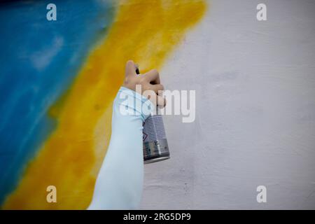 Un attivista del governo anti-cinese ha visto dipingere il muro a Brick Lane. China Deviant, un gruppo di attivismo del Partito Comunista Cinese a Londra, dipinge graffiti sul controverso muro di Brick Lane. Un gruppo di studenti cinesi del Royal College of London (RCA) ha dipinto il muro di bianco con i 12 valori fondamentali del socialismo durante la Rivoluzione culturale durante il fine settimana. Le loro azioni hanno scatenato un acceso dibattito tra gli artisti locali e le comunità cinesi e messo in discussione la diffusione della propaganda filo-cinese. Il muro è stato rivendicato per essere ridipinto dal consiglio per bianco Foto Stock