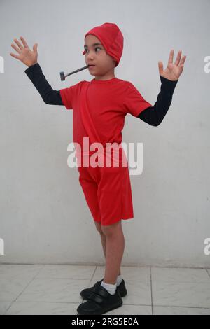 Bambino in costume ninja Foto stock - Alamy