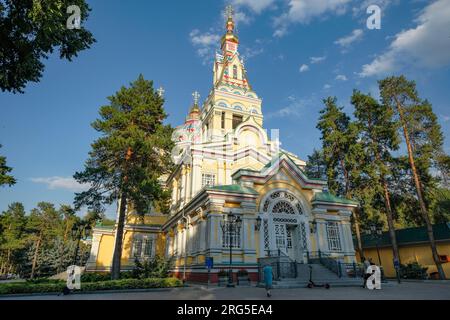 Almaty, Kazakistan - 6 agosto 2023: La cattedrale dell'Ascensione è una cattedrale ortodossa russa ad Almaty, Kazakistan. Foto Stock