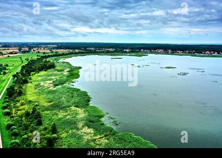 Vista aerea con panoramica sulla baia occidentale dello Spit della Vistola sulla costa polacca di Bodden vicino a Kaliningrad Foto Stock