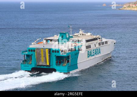 Il traghetto veloce per catamarano Avemar Dos di Balearia parte da Ceuta, Nord Africa, diretto ad Algeciras, Spagna, operando il servizio Strait South, un viaggio di 31 km. Foto Stock