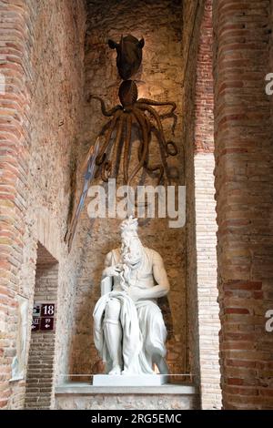 Paesaggio della statua nel Museo del Teatro Salvador Dali a Figueres, Catalogna, Spagna Foto Stock