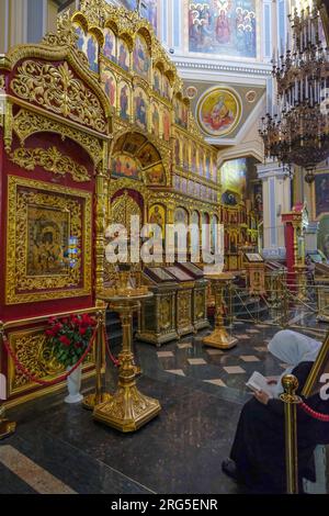 Almaty, Kazakistan - 6 agosto 2023: Una donna che prega nella cattedrale dell'Ascensione ad Almaty, Kazakistan. Foto Stock