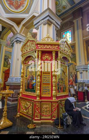 Almaty, Kazakistan - 6 agosto 2023: Una donna che prega nella cattedrale dell'Ascensione ad Almaty, Kazakistan. Foto Stock