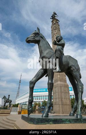 Almaty, Kazakistan - 6 agosto 2023: Monumento all'indipendenza ad Almaty, Kazakistan. Foto Stock