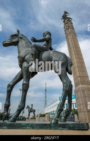 Almaty, Kazakistan - 6 agosto 2023: Monumento all'indipendenza ad Almaty, Kazakistan. Foto Stock