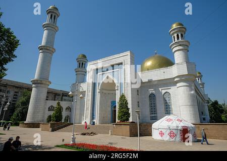 Almaty, Kazakistan - 4 agosto 2023: Moschea centrale di Almaty, Kazakistan. Foto Stock