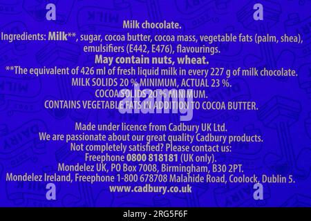 Elenco degli ingredienti del latte lattiero-caseario su ampia barretta Cadbury Dairy Milk Chocolate da 850 g Foto Stock