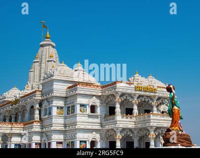 Tempio di Mathura Vrindavan, Prem mandir con cielo blu sullo sfondo, splendida architettura. Tempio di Radha Krishna. Foto Stock