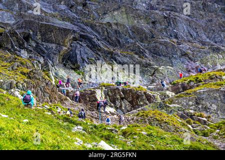 Vysoke Tatry, Slovacchia - luglio 2023: Escursioni nelle montagne degli alti Tatra (Vysoke Tatry), Slovacchia. Le persone camminano sulla pista fino al Monte Rysy (2503 m) Foto Stock