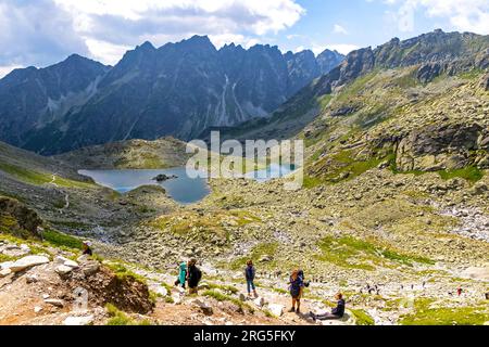 Vysoke Tatry, Slovacchia - luglio 2023: Escursioni nelle montagne degli alti Tatra (Vysoke Tatry). Valle della dolina di Mengusovska sulla pista per il monte Rysy (2503 m). Velk Foto Stock