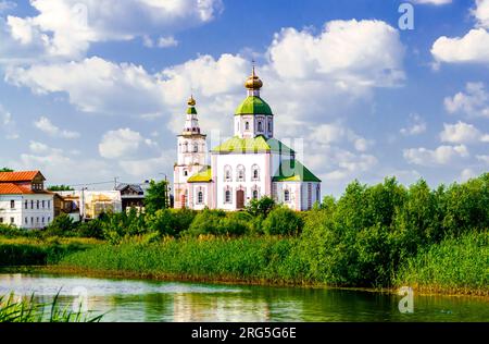 Paesaggio estivo a Suzdal. Chiesa di Elia il Profeta sulla riva del fiume Kamenka. Russia, regione di Vladimir, anello d'Oro della Russia. Foto Stock