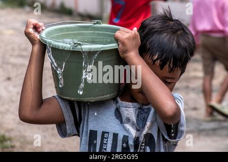 I residenti locali a Bogor, Giava Occidentale, Indonesia, ricevono assistenza per l'acqua pulita il 7 agosto 2023 Foto Stock